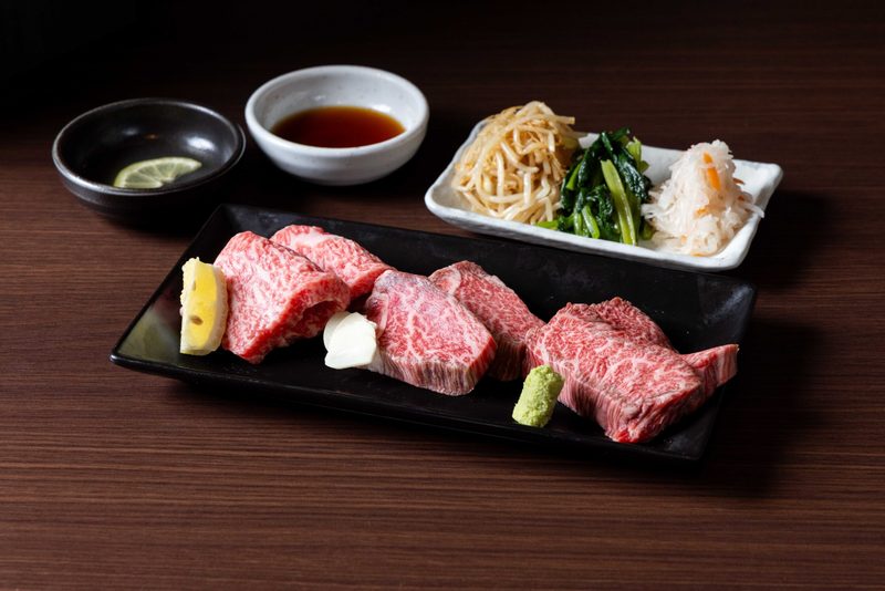 黒皿に盛った和牛3種とナムルの小鉢