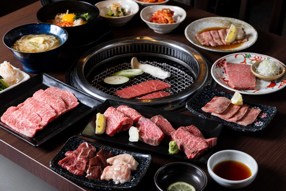 ロースターを囲む焼肉コースの全景（和牛盛り合わせと小鉢）