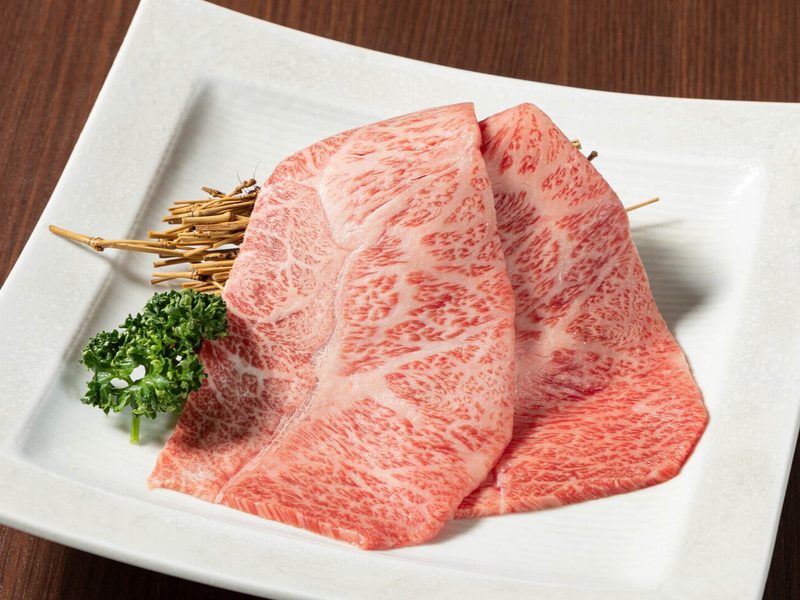 白皿に並べた霜降り和牛の焼肉用スライス