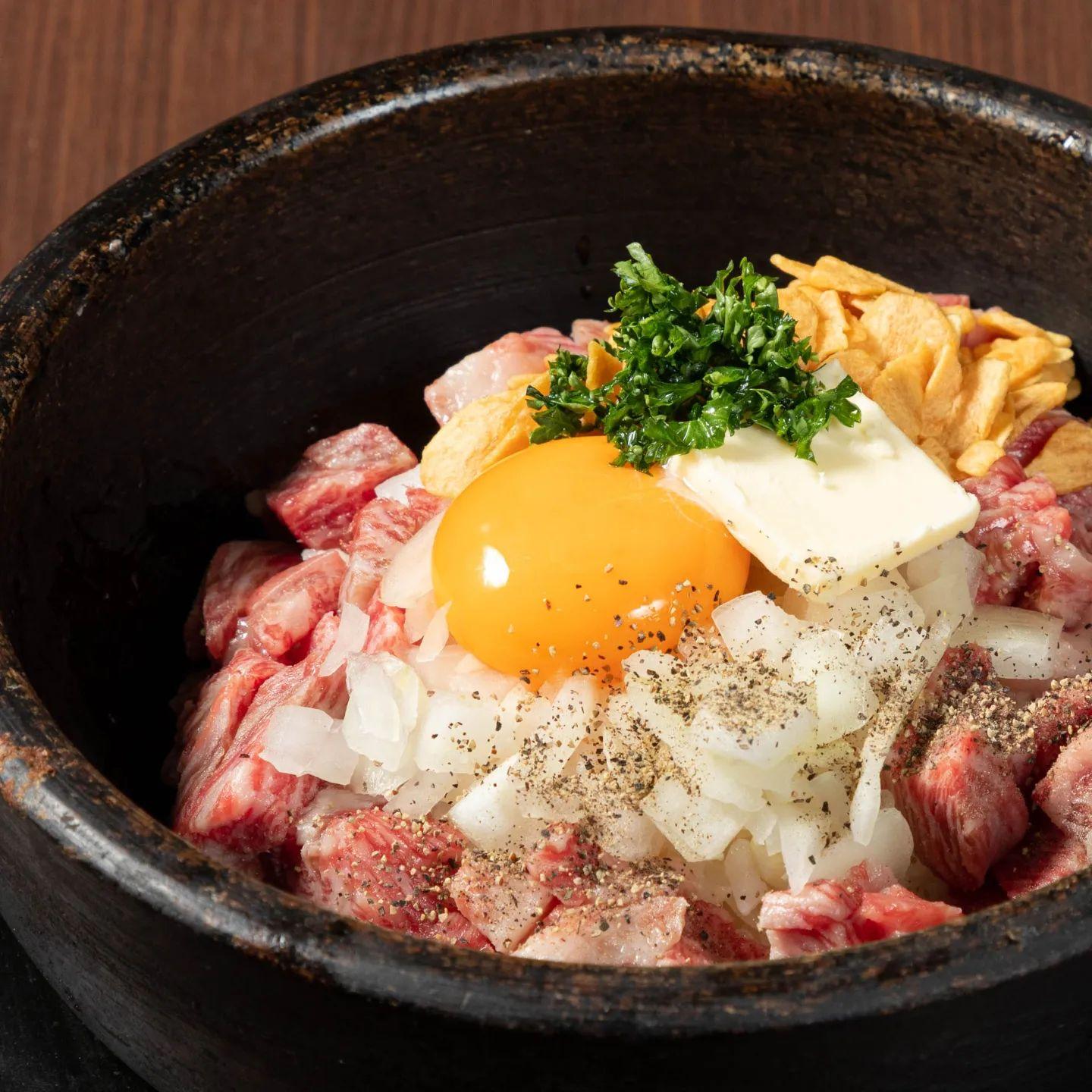サイドメニューもしっかりと🎵人気のガーリックいかがですか?只今、盛り合わせがオススメな焼肉神戸屋です!新宿3丁目/焼肉…