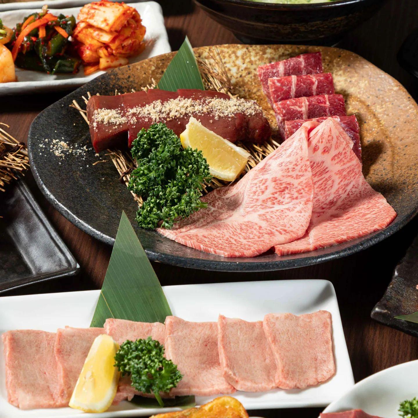 天候が悪く足元あまり良くないですが、皆で囲む焼肉ほど最高な物はありません/新宿御苑/焼肉/ホルモン/肉