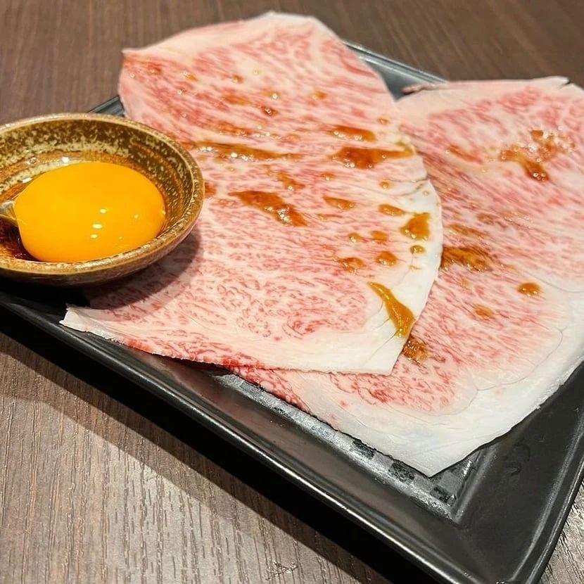 月曜日から焼肉…サーロインは美味しい🤤一番肉を楽しむにマッチした牛肉です。肉らしさを感じる旨みと脂の甘みが合わさってい…