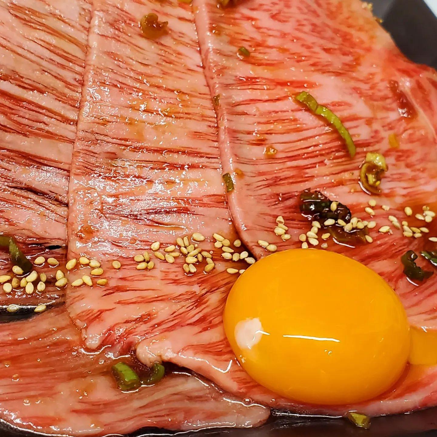サーロイン…赤身との間にある脂肪が適度に入り込むことで、ジューシーで甘みが感じられる食感なんです。新宿御苑/焼肉/ホルモ…