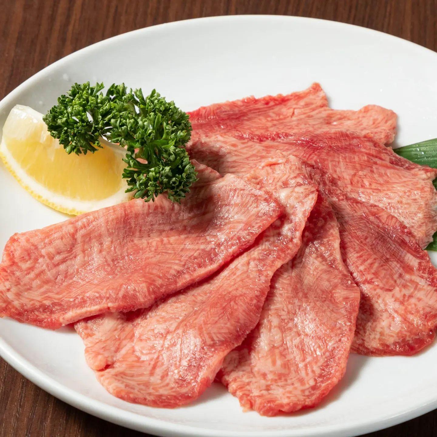 但馬牛…世界中のグルメに絶賛される理由は、「サシ」と呼ばれる霜降り部分の質の良さにあります。 この「サシ」は、但馬牛のし…