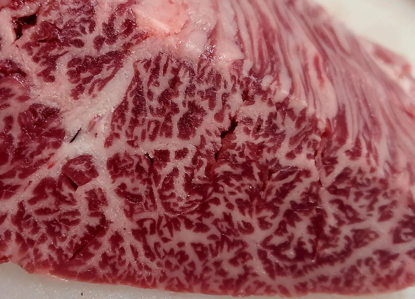 和牛ハラミ…内臓系特有の臭みやクセが少ないのが特徴です。 また、脂身が少ないうえ、ロースやカルビよりもカロリーが低いため…