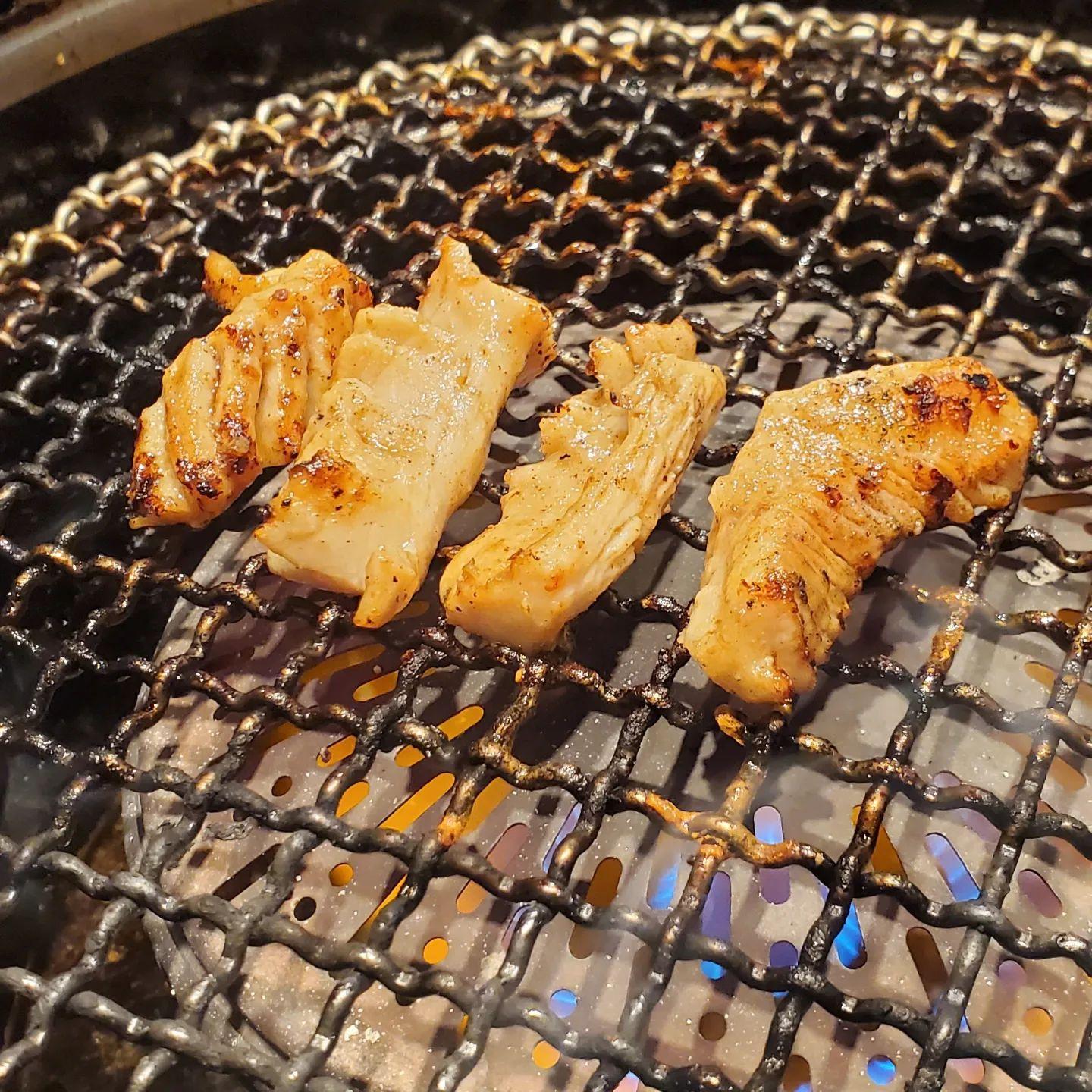 上ミノ焼きながらのお酒…想像しただけでも一杯いけます。新宿三丁目/焼肉/ホルモン/ランキング