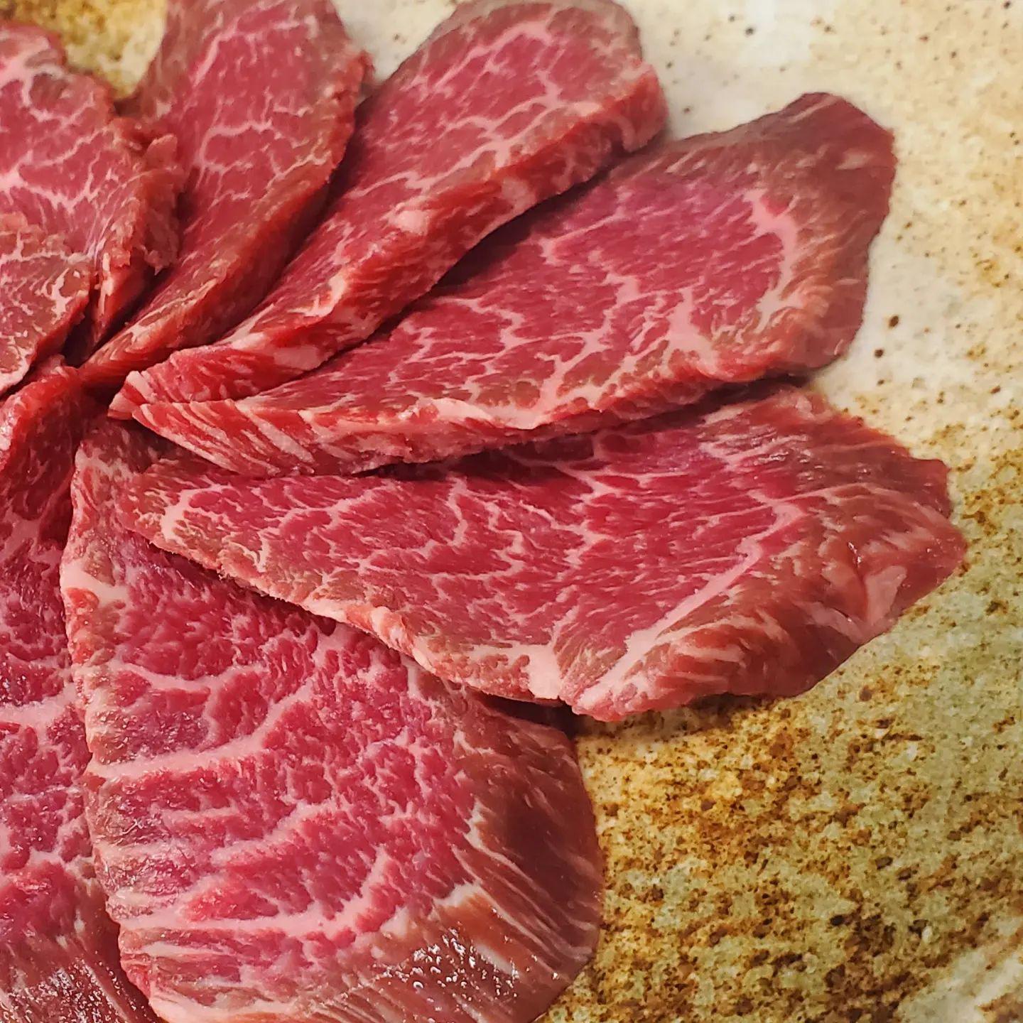 今月はくまもとあか牛が特選牛となっております。赤身が強くジューシーでとても食べやすいのでご賞味あれ…新宿御苑/焼肉/ホル…