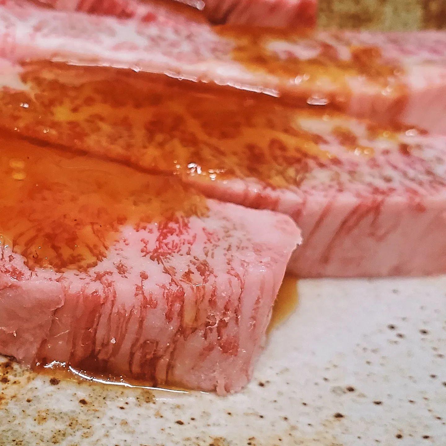 当店の特選カルビは厚切りでご提供しているので、肉の甘味、旨味をダイレクトにしっかり感じられます。オンザライス間違いないで…