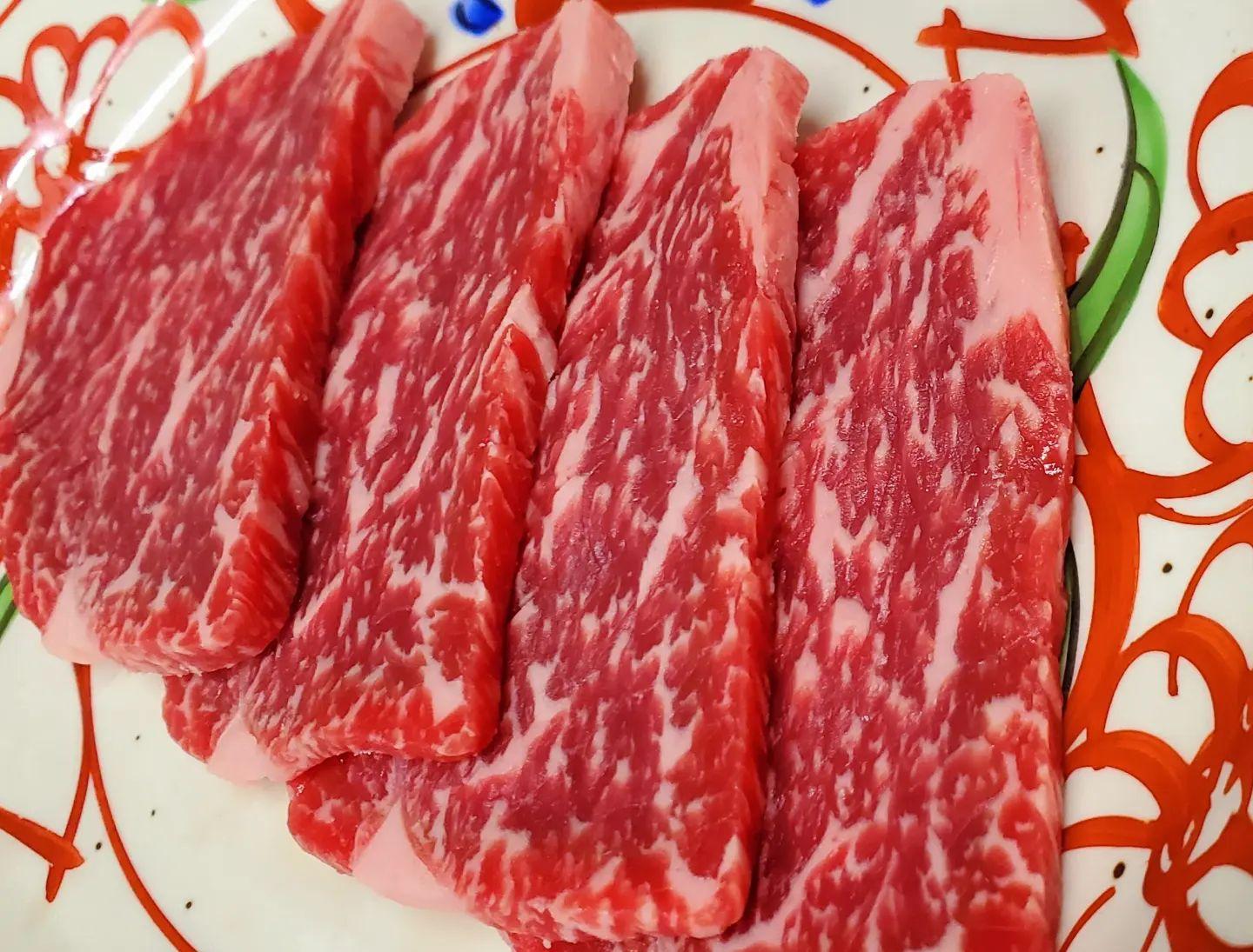 水曜日…赤身の色濃いくまもとからやってきたあか牛はいかがですか？