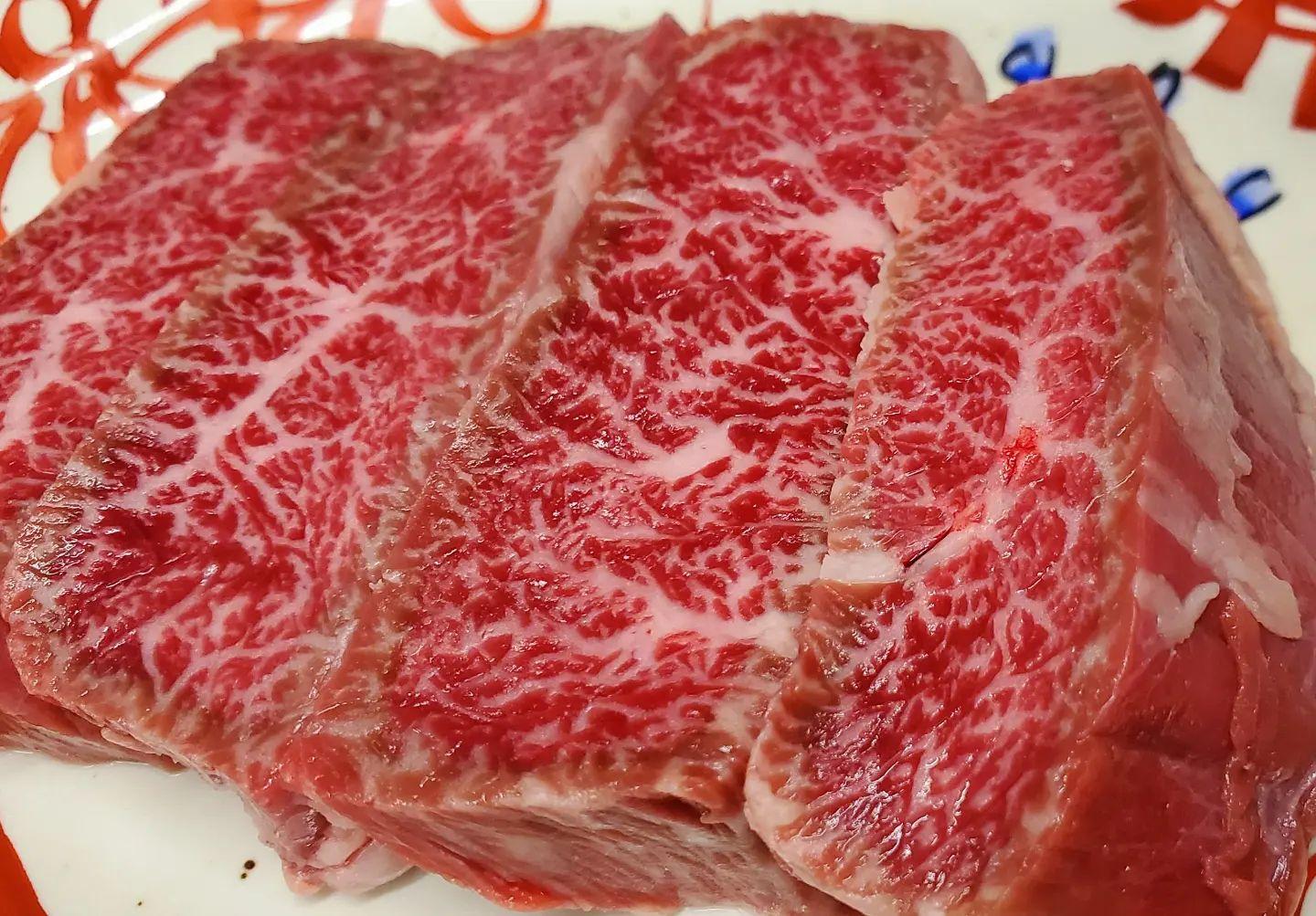 『肉質も柔らかく、肉味も強い』のが特選の和牛ハラミ、とても希少なので数量限定となりますが必食です…新宿三丁目/焼肉/ホル…