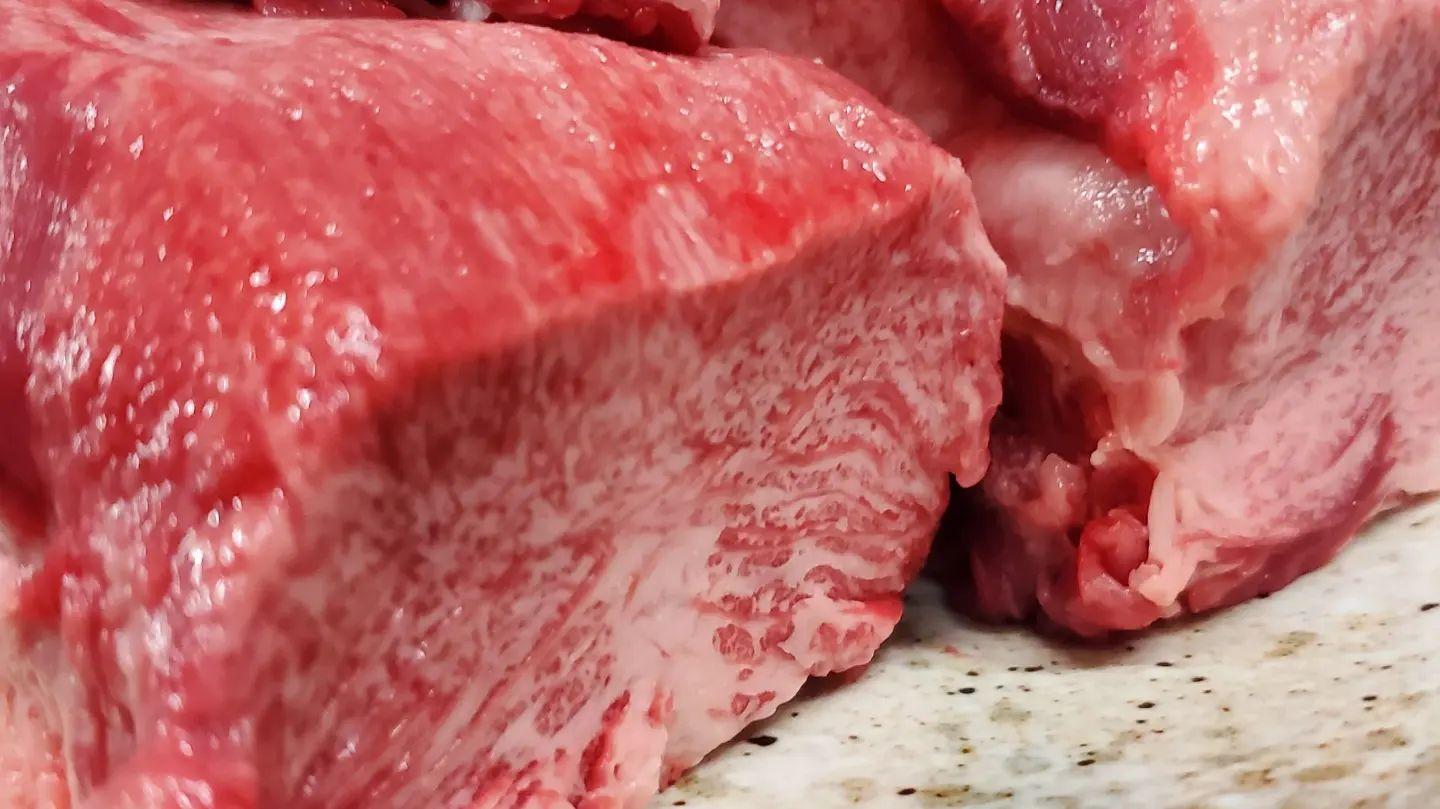 焼肉…先ずは牛タンから…そんな方へ…希少な黒毛和牛の特選タンあります。牛からとれるのは一頭から一本なので大変希少です…入…
