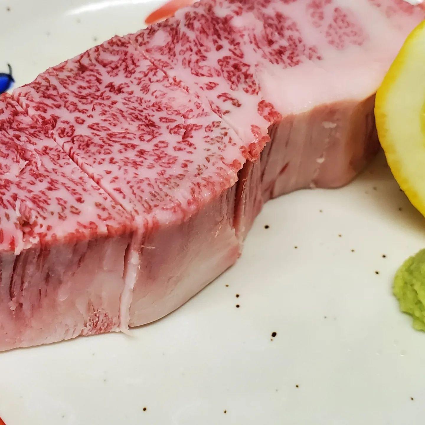日曜日の焼肉…心も体もリセットに最適です。厚めにカットされた特選のカルビをたっぷりわさびと一緒に食べれば疲れも吹き飛びま…