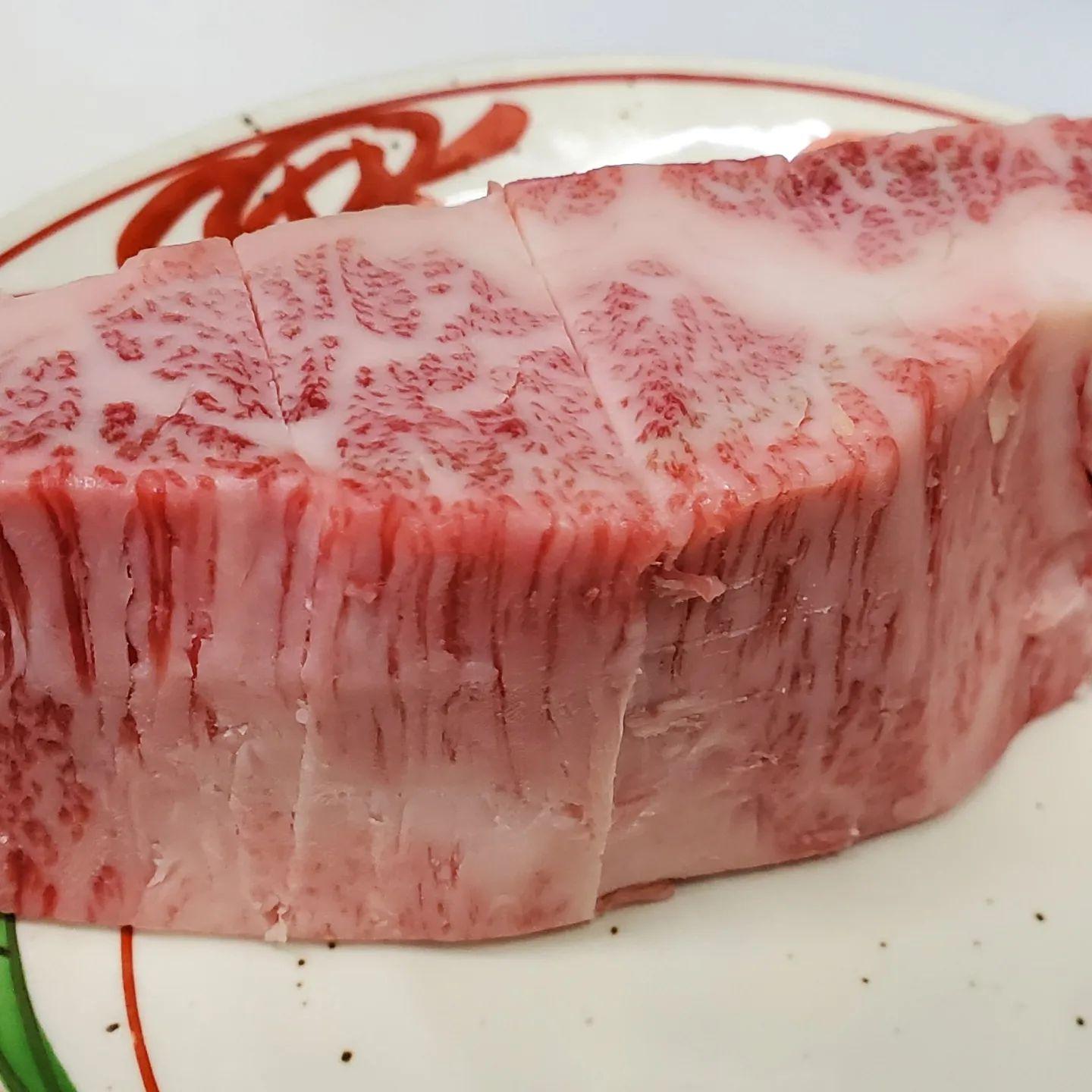 月曜から焼肉…圧巻の分厚さ!画像でみるより高さ出てます週明けの焼肉で気持ちあげていきましょう。新宿三丁目/焼肉/ホルモン…