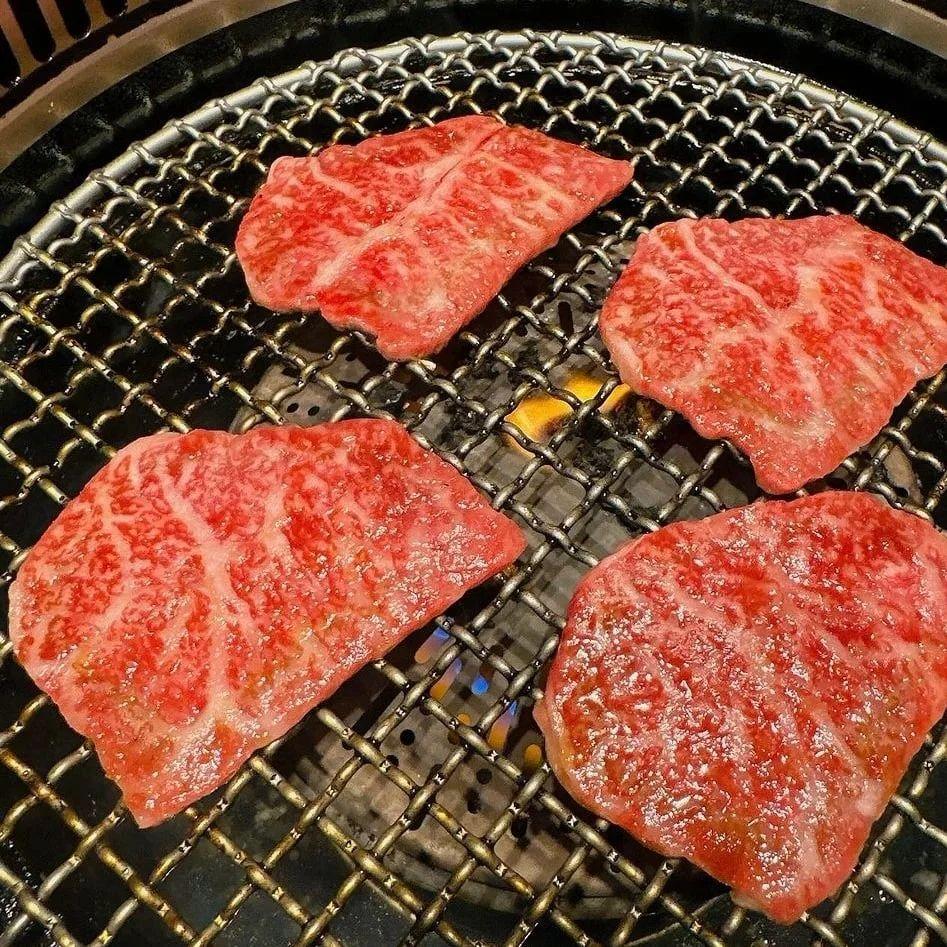 有名なブランド和牛をはじめとしてそのほとんどの品種が黒毛和牛です。 黒毛和牛は「サシ（脂肪）が入りやすく、美しい霜降りに…