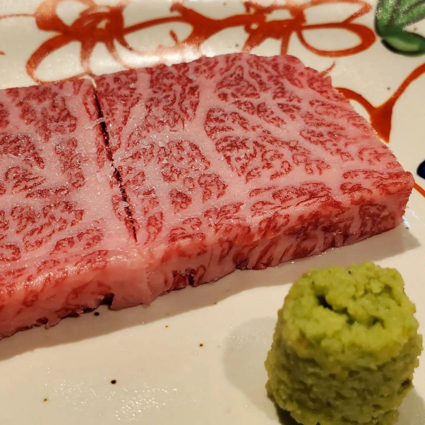 ザブトンの秘密…細かなサシが特徴で、脂の甘みと肉の旨味、両方が感じることができる代表する部位です。新宿御苑/焼肉/ホルモ…