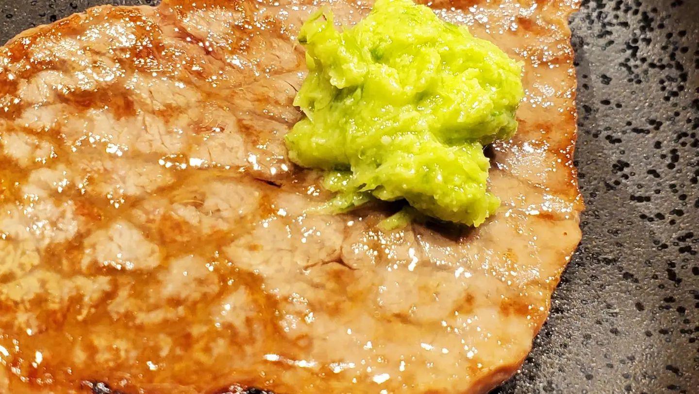 (神戸屋×A5黒毛和牛)少し大きめにカットされた上質な赤身肉を一口で頬張る満足感は…新宿三丁目/焼肉/ホルモン/ランキン…