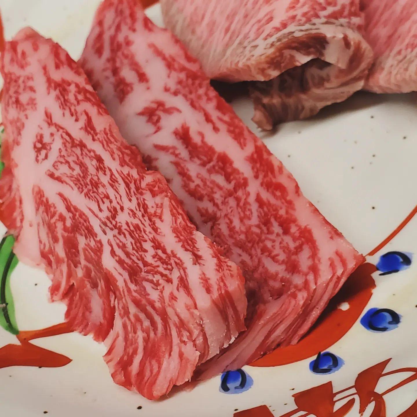 (神戸屋×リブ巻き)サシは細かく脂も多めで、融点が低いため、口に含むとお肉の甘みが広がり幸せの味が実感できる。 新宿三丁…