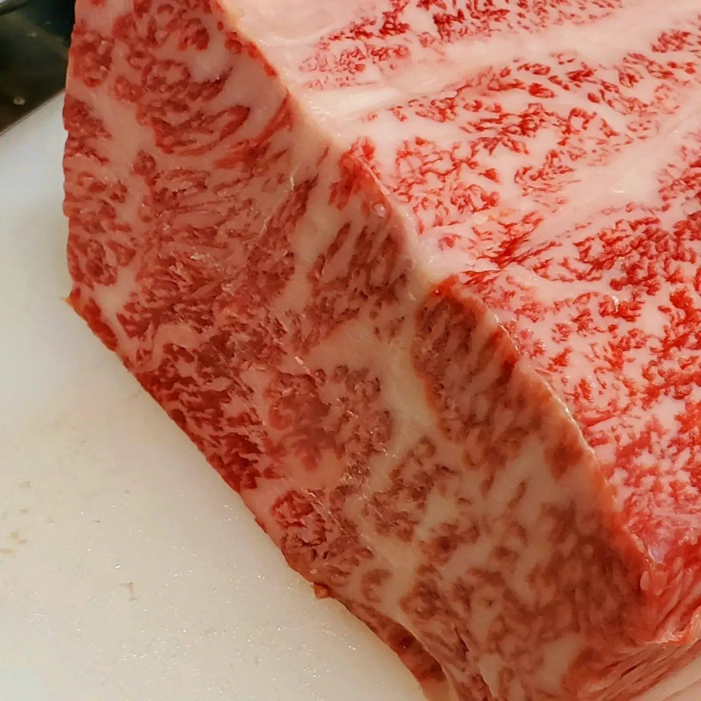 山形牛…深い味わいとまろやかな脂質が魅力です。サーロインや赤身で使用しています。新宿三丁目/焼肉/ホルモン/ランキング/…