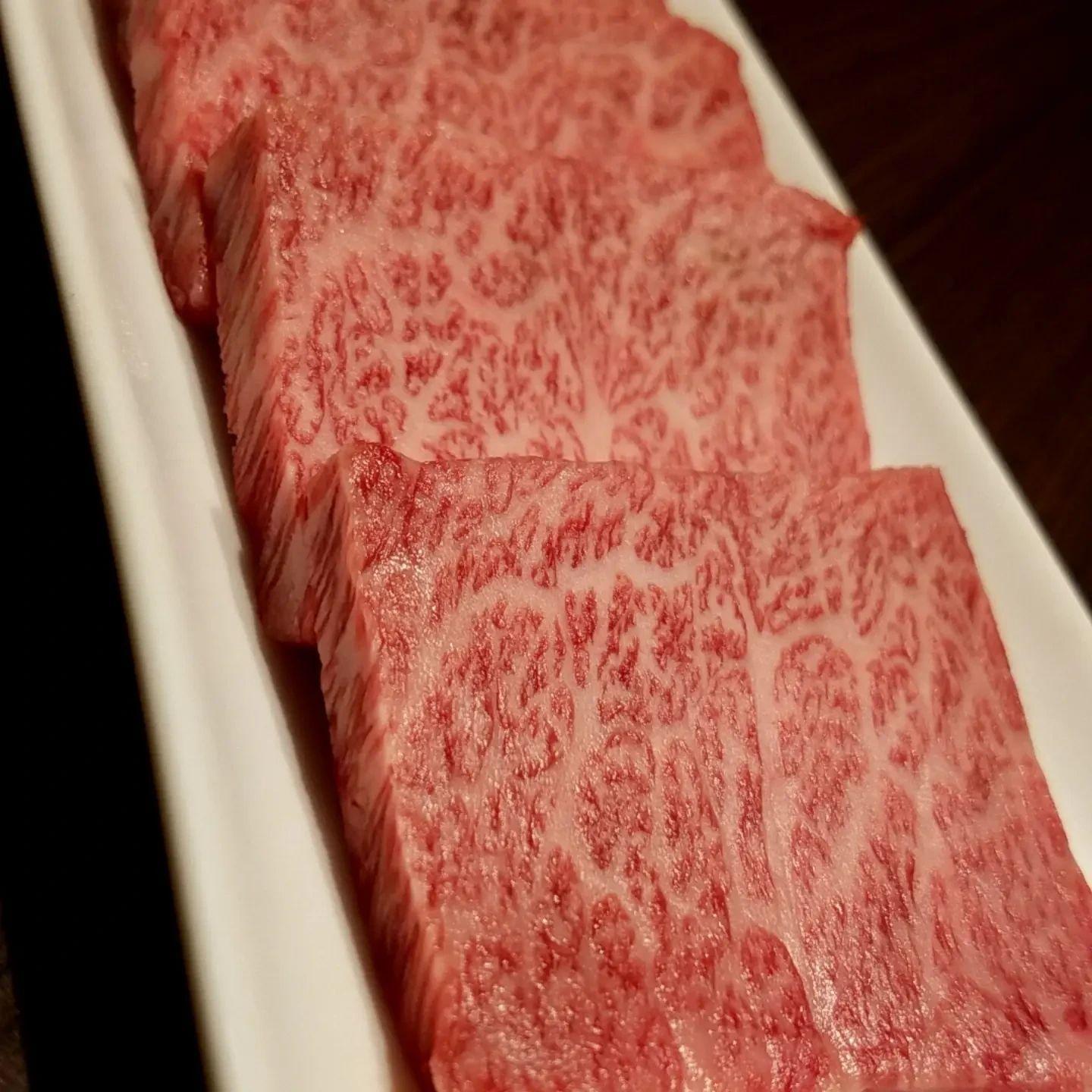 ザブトン…豊かな旨味があり、脂の甘さと肉本来の赤身の濃厚な味わいが絶妙に組み合わさっているのが特徴でオススメです。新宿三…