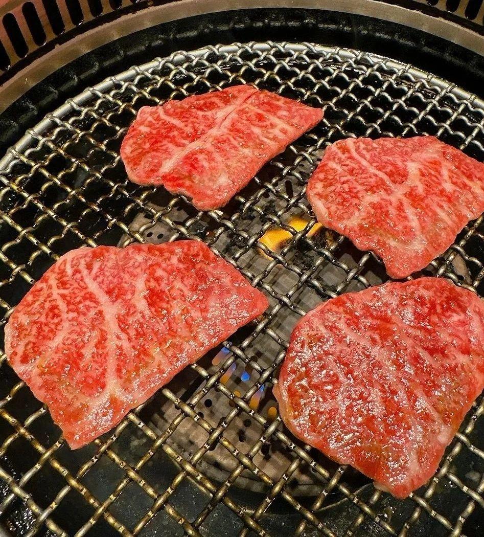 あいにくの天候ですが人気の厚切りレバー、特選タン等々しっかり揃えてお待ちしております(お席比較的あります)新宿三丁目/焼…