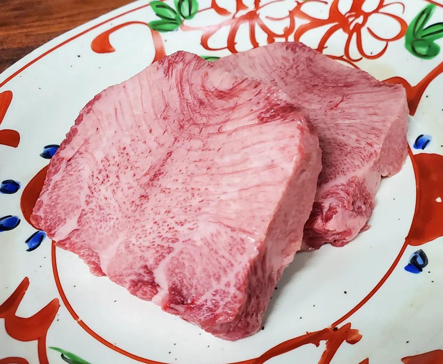 神戸屋の特選タン=肉と脂肪の色のバランスが取れており、ツヤのあるような鮮やかさが理想的な牛タンでとても希少です。新宿御苑…