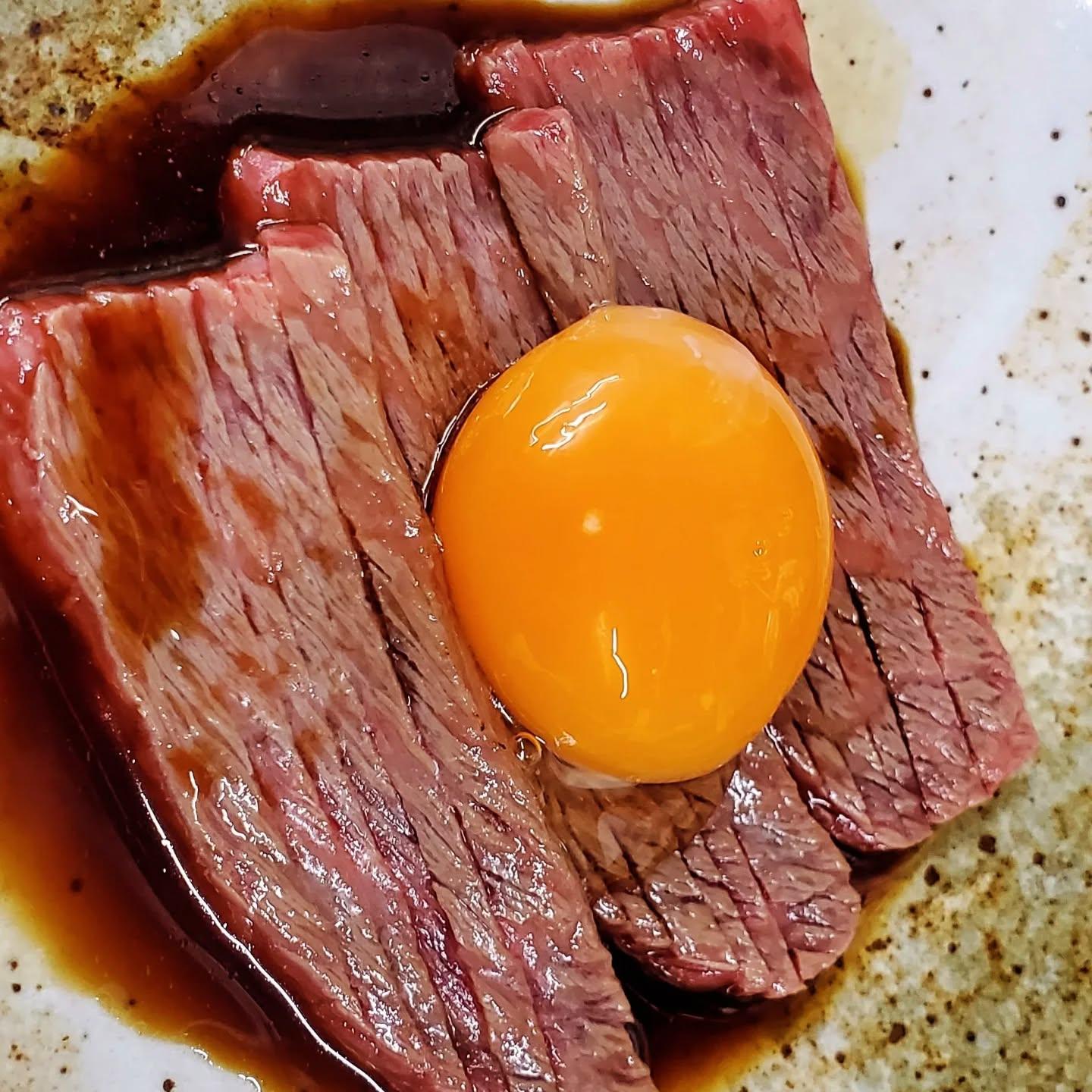 人気のコースに付くレアステーキユッケはペロリと頂けちゃいます。(コース内容は変わることがあります)新宿御苑/焼肉/ホルモ…