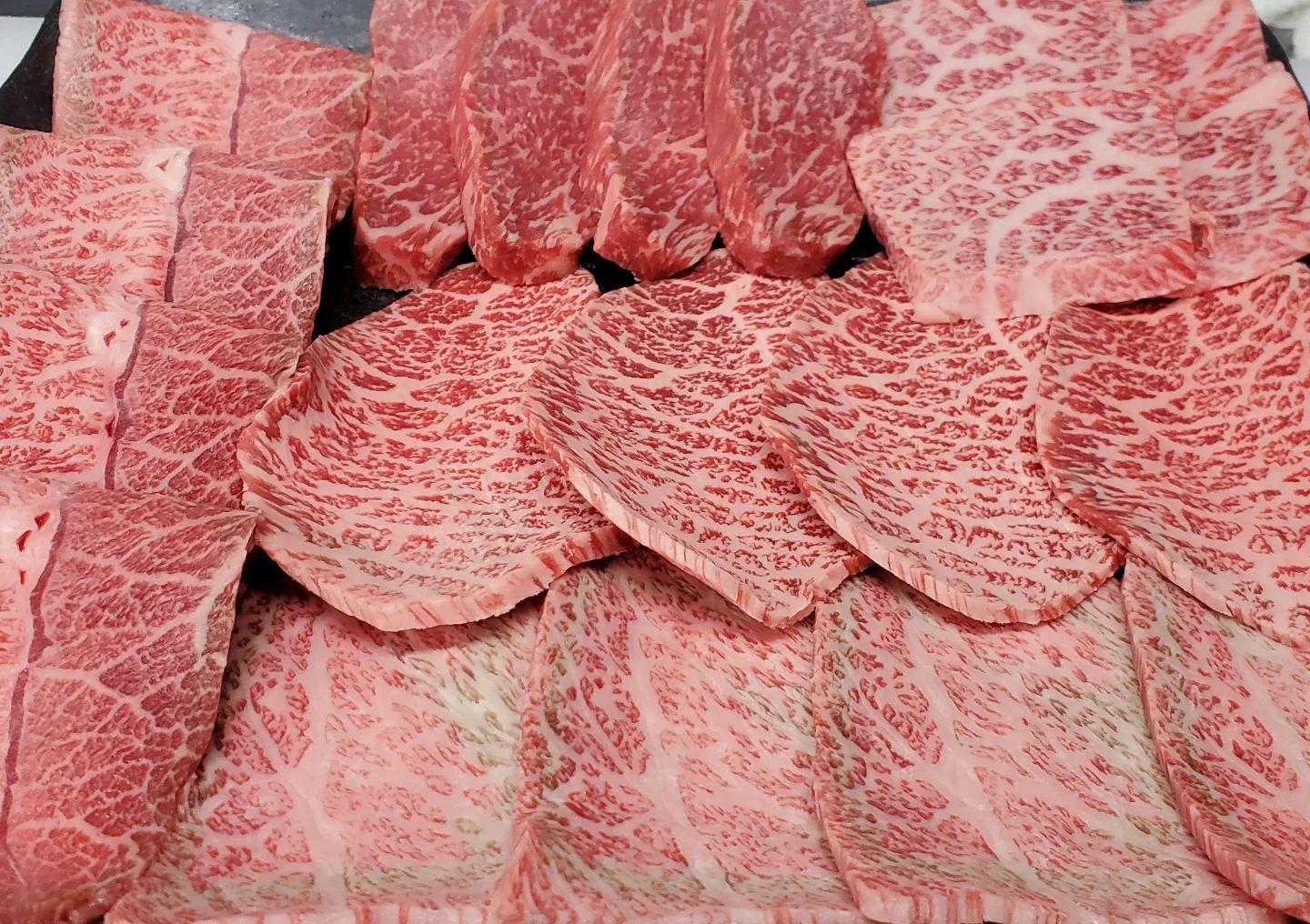 12月のスタートは神戸屋の焼肉から始めましょう。本日のオススメはうまみの厚切りレバー、ジューシーな特選ハラミになります……