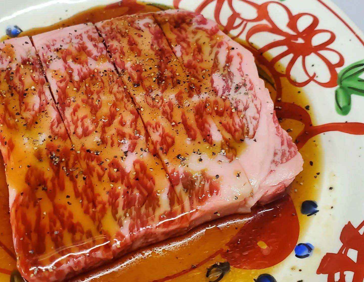 山形牛厚切りサーロイン(A5)厚みを出したお肉は肉汁、旨味がしっかり広がります。新宿三丁目/焼肉/ホルモン/ランキング/…