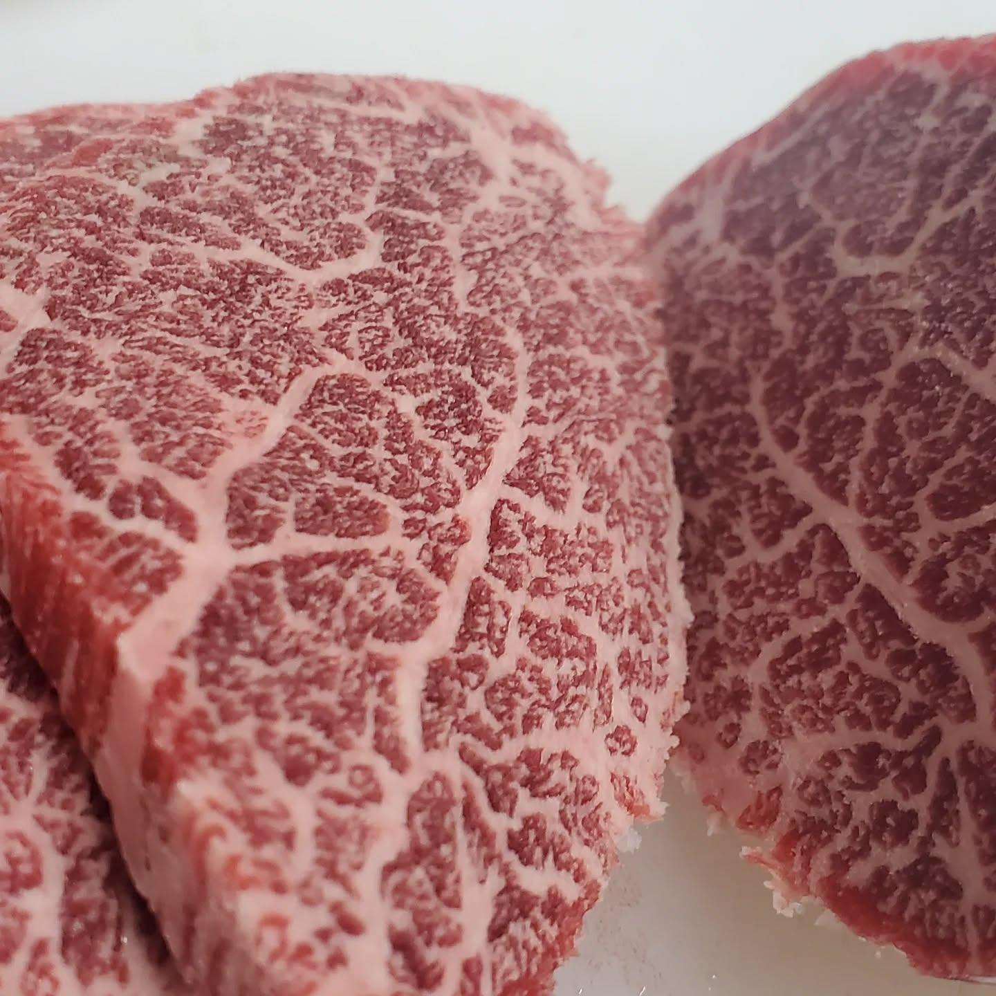 ヒレ(脂身が極めて少なく、キメも細かい)ので焼きすぎ注意です。やっぱりヒレだよね！となる山形牛ヒレは当店プレミアムコース…