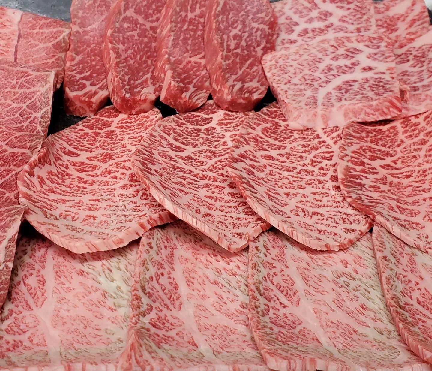 今週のプレミアムコースは必食です。(山形牛ヒレ、特選のハラミ等々)盛りだくさんで贅沢仕様となっております…新宿三丁目/焼…