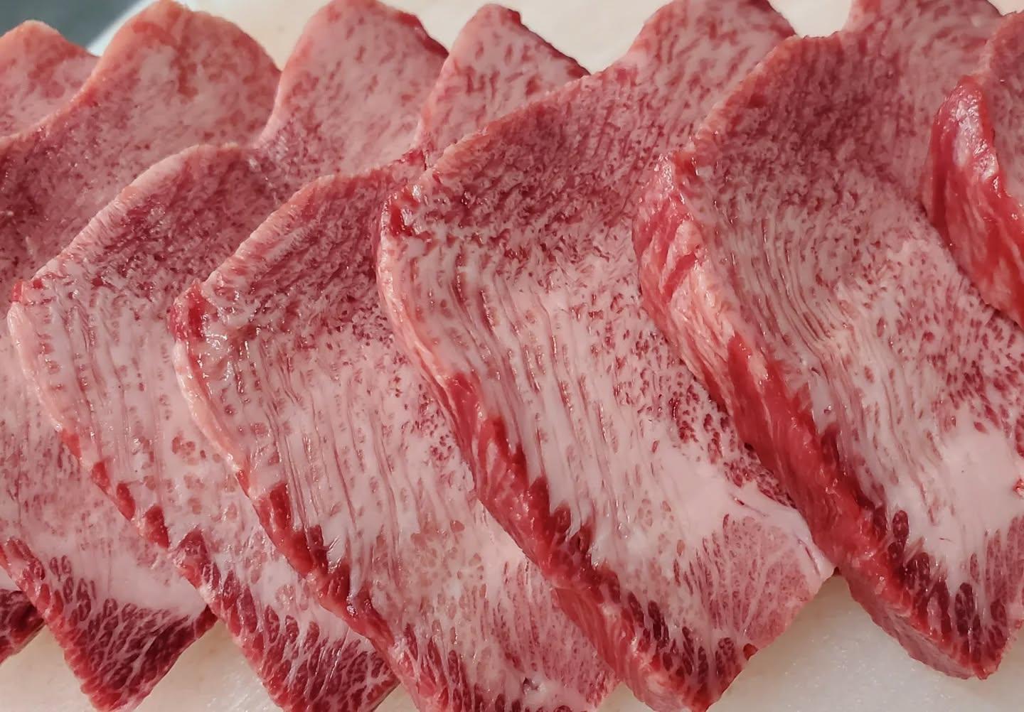 黒毛和牛特選タン…柔らかい肉質で口に入れた瞬間に、甘みと旨味が広がります。新宿三丁目/焼肉/ホルモン/ランキング/おすす…