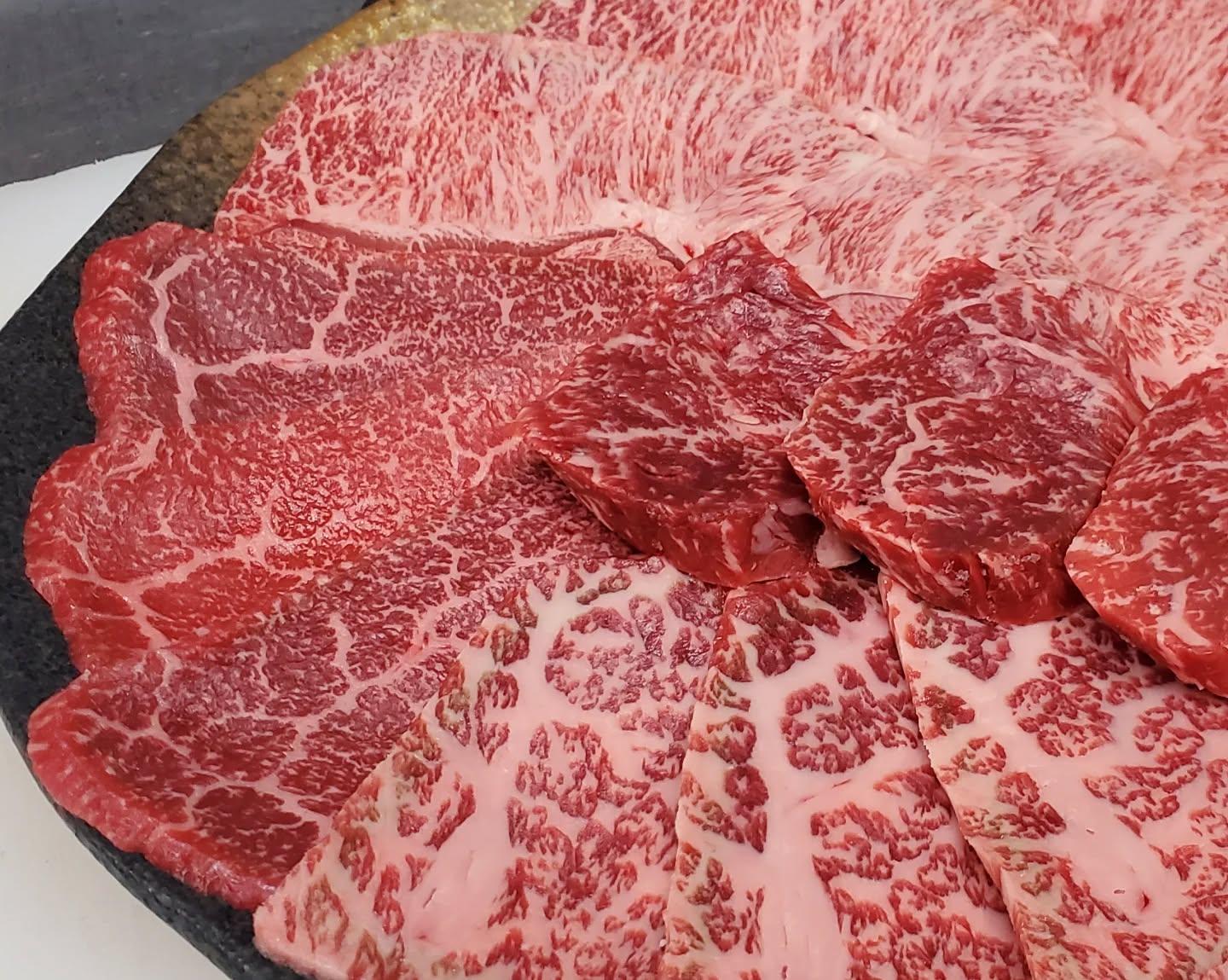 焼きたい時に焼けるのが焼肉の良いところ。厚切りはジューシーに、薄切りはやさしめに…新宿御苑/焼肉/ホルモン/肉/新宿