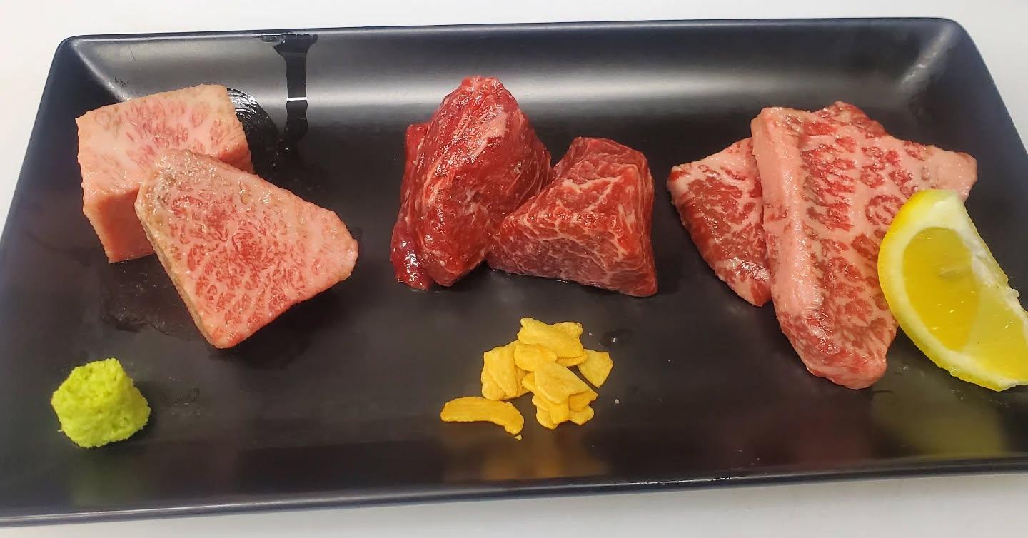 厚切りなのに食べやすい、でも肉を感じる…楽しんで頂く盛り合わせは必食です。新宿三丁目/焼肉/ホルモン/ランキング/おすす…
