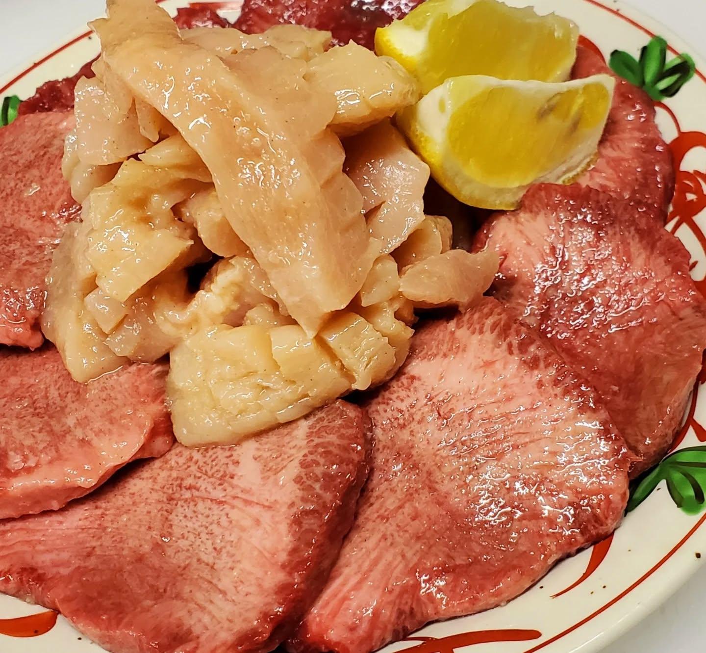 こちら…焼肉好きの最終形態だと思われます。(上タン塩と上ミノ塩)スターターにはもってこいです。新宿三丁目/焼肉/ホルモン…