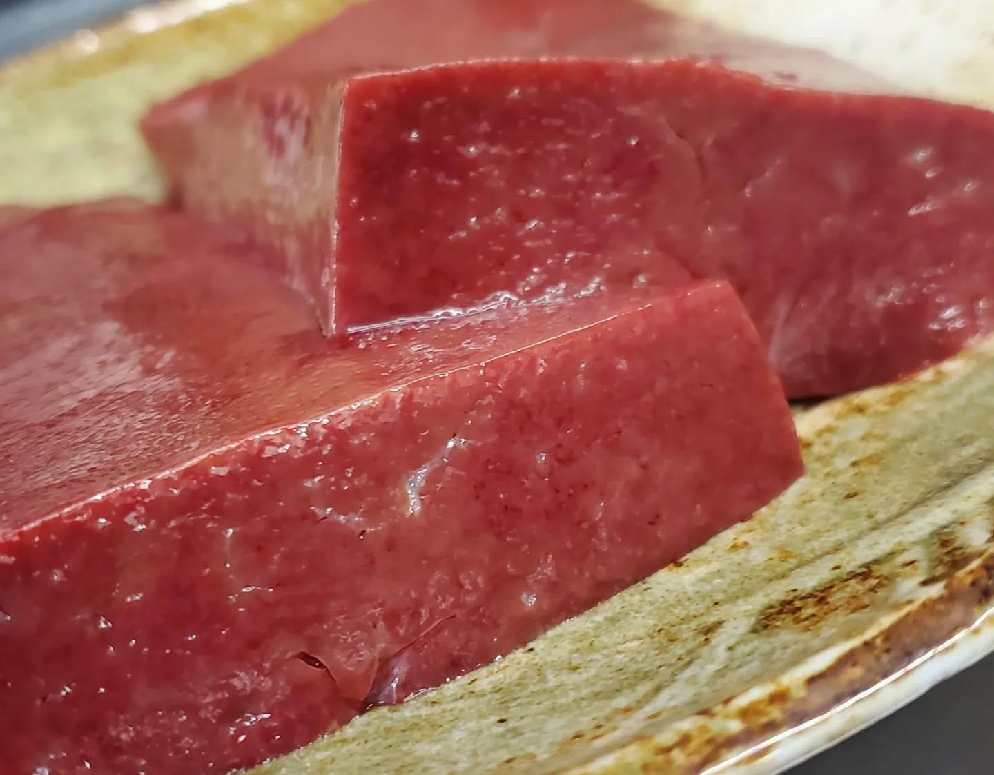 バチバチの厚切りレバー入荷しました。是非、ご賞味ください。新宿三丁目/焼肉/ホルモン/ランキング/おすすめ/デート/新宿
