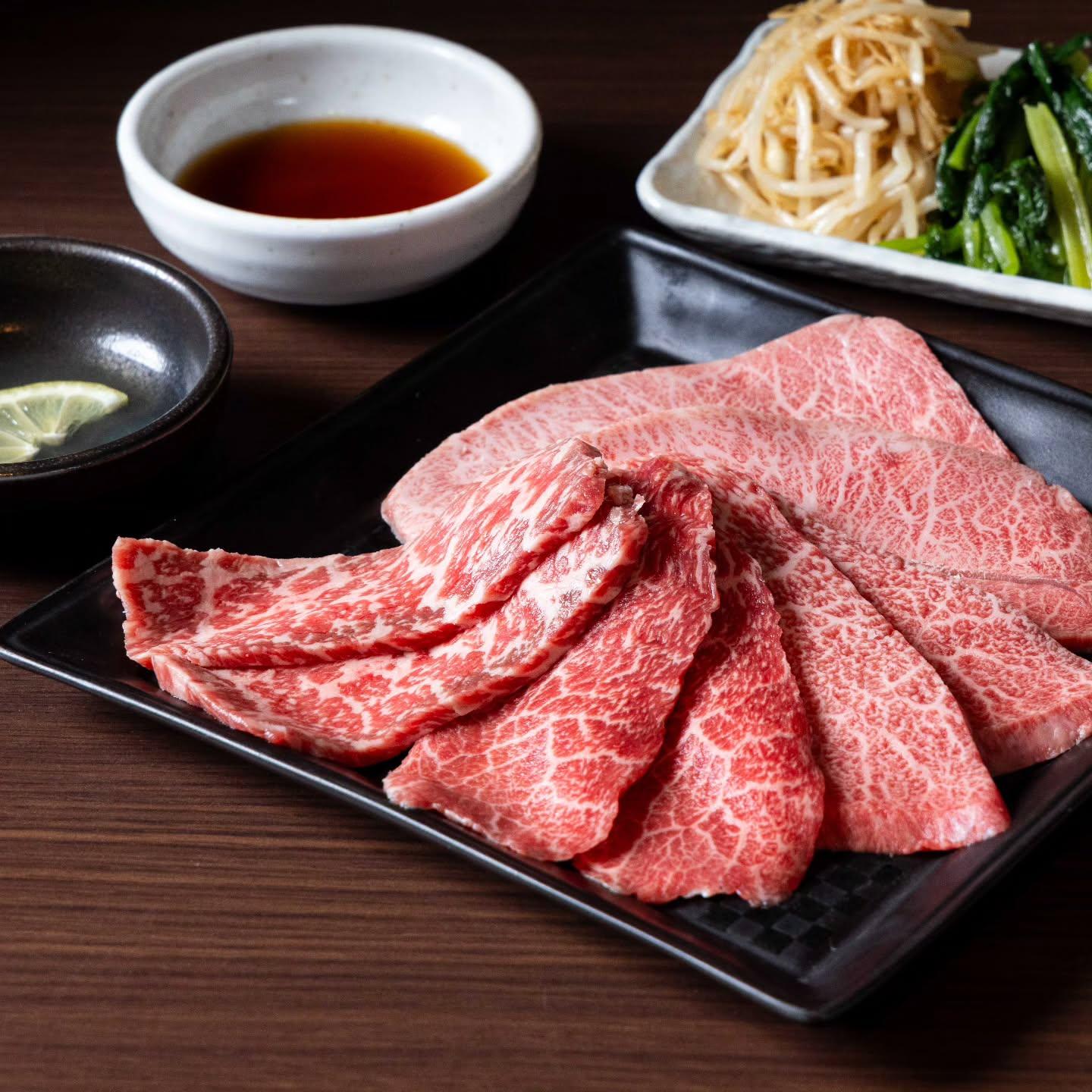 神戸屋名物の１つ厳選赤身3種の盛り合わせ暑い夏はあっさり、さっぱりオススメです(夏のカルビ王決定戦やってます（笑）)新宿…