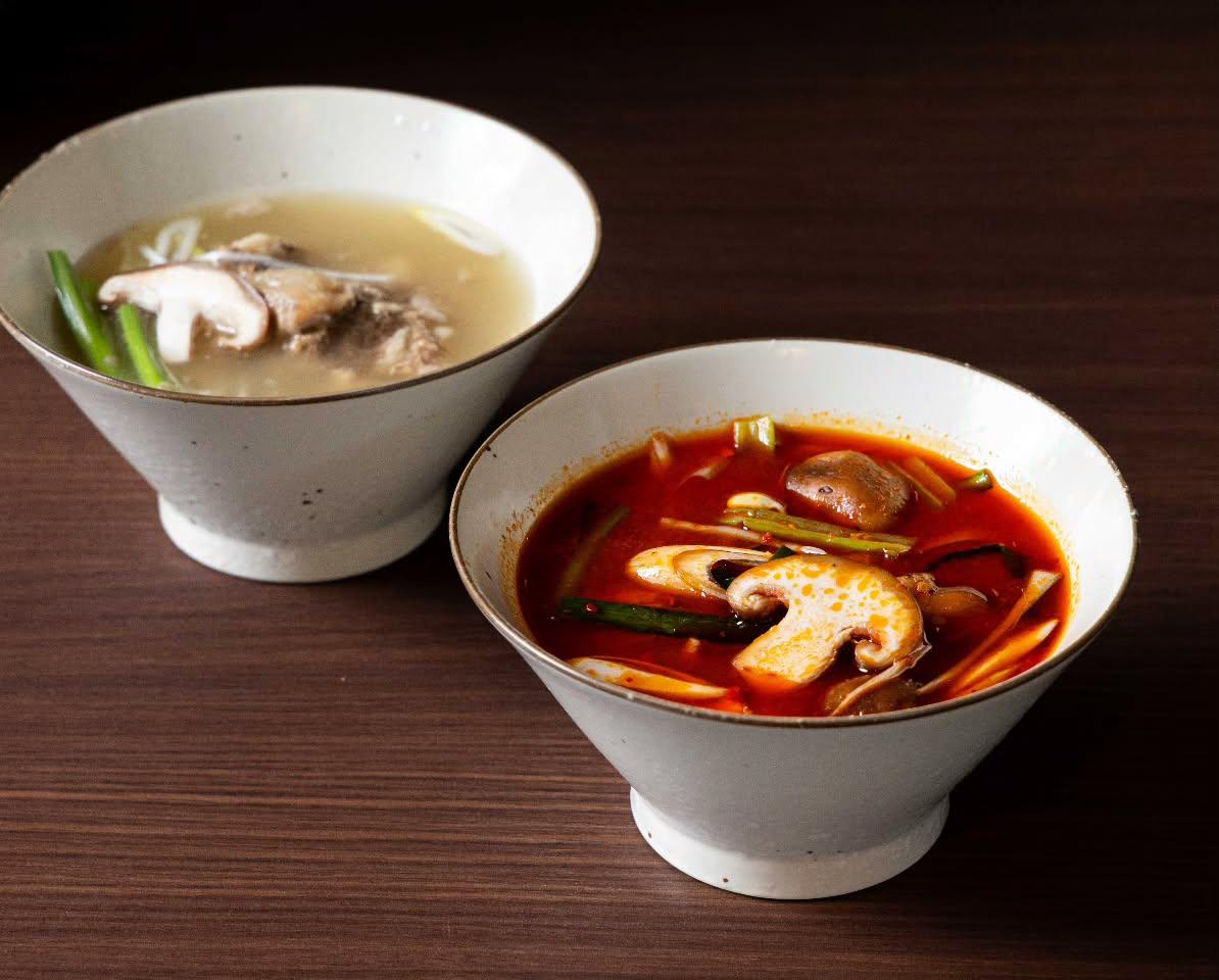 あなたはどちらを選びますかホットな刺激のユッケジャンスープ、テールの旨味が溶け出したコムタンスープ。新宿御苑/焼肉/ホル…