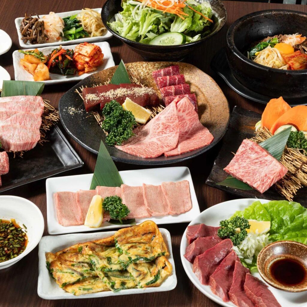 お肉のお供=お酒？🥤ですね☺️やっぱりお得にワイワイするならクーポン使わなきゃね🎵(コース+で飲み放題がお得になるク…