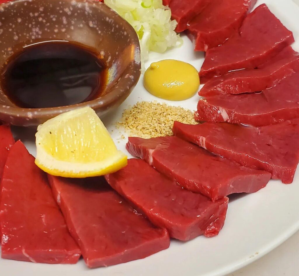 本日、16時00分Open❕比較的お席あります。裏メニュー的な存在のハツ刺しおすすめです👅新宿御苑/焼肉/ホルモン/…