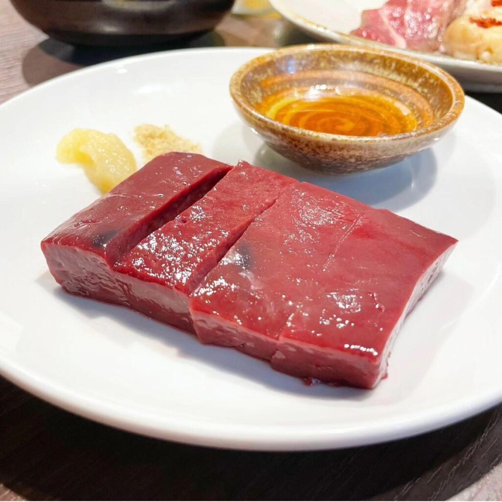 厚切りレバー入荷アリ‼️のご案内です『栄養の宝庫』といわれるレバー。抗酸化作用に優れ、粘膜の新陳代謝を促し、免疫力を…
