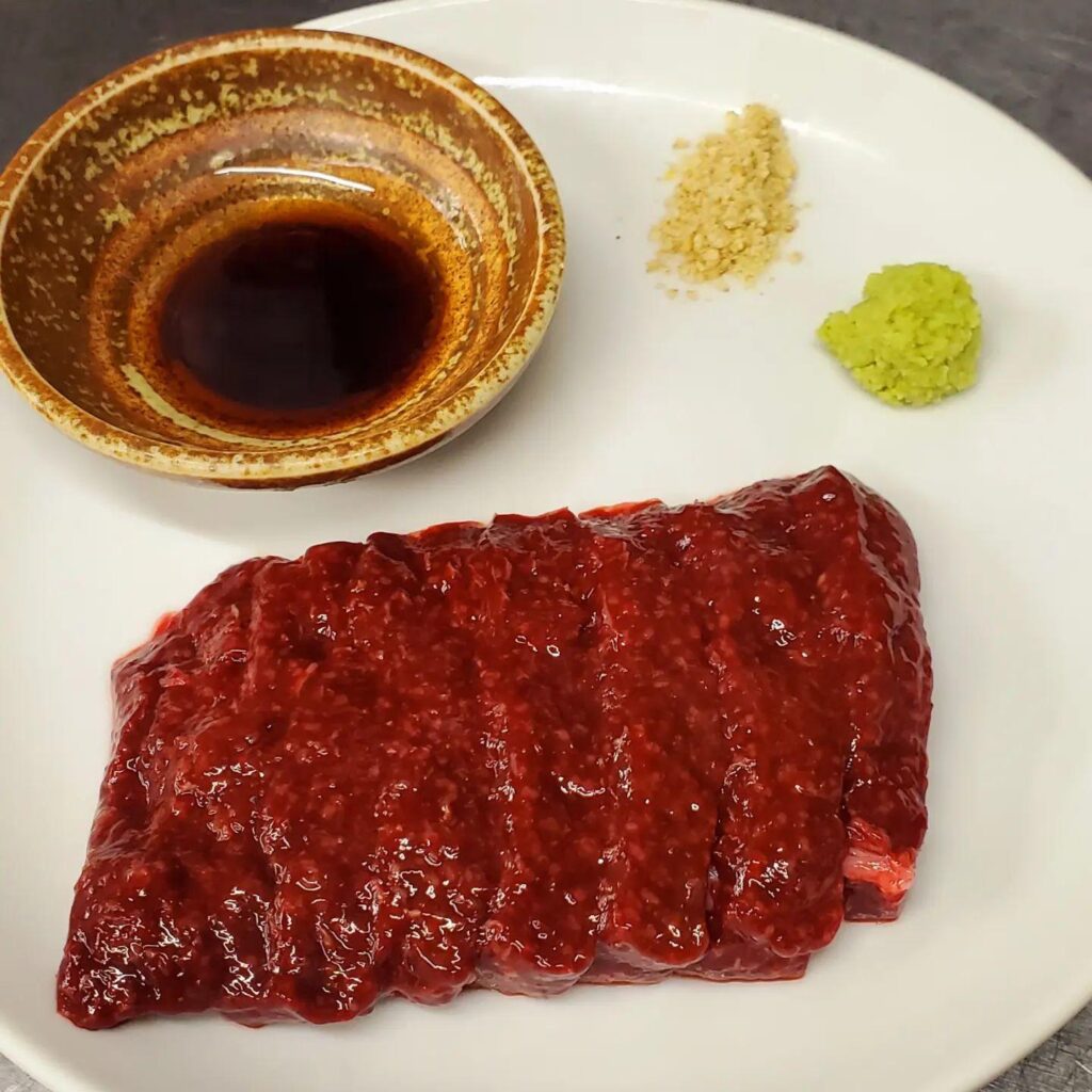 レア部位(チレ)チレとは、脾臓（ひぞう）のことを言います。 牛の中でも1～2ｷﾛ位しか取れない希少な部位です。レバー…