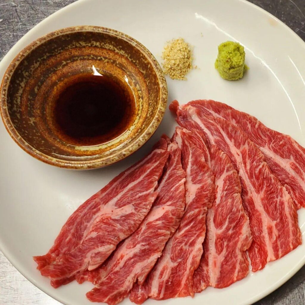 ツラミ刺噛めば噛むほど味わいが深くサッパリしている食材です。ツラミにはゼラチンやタンパク質が豊富に含まれており、美容…