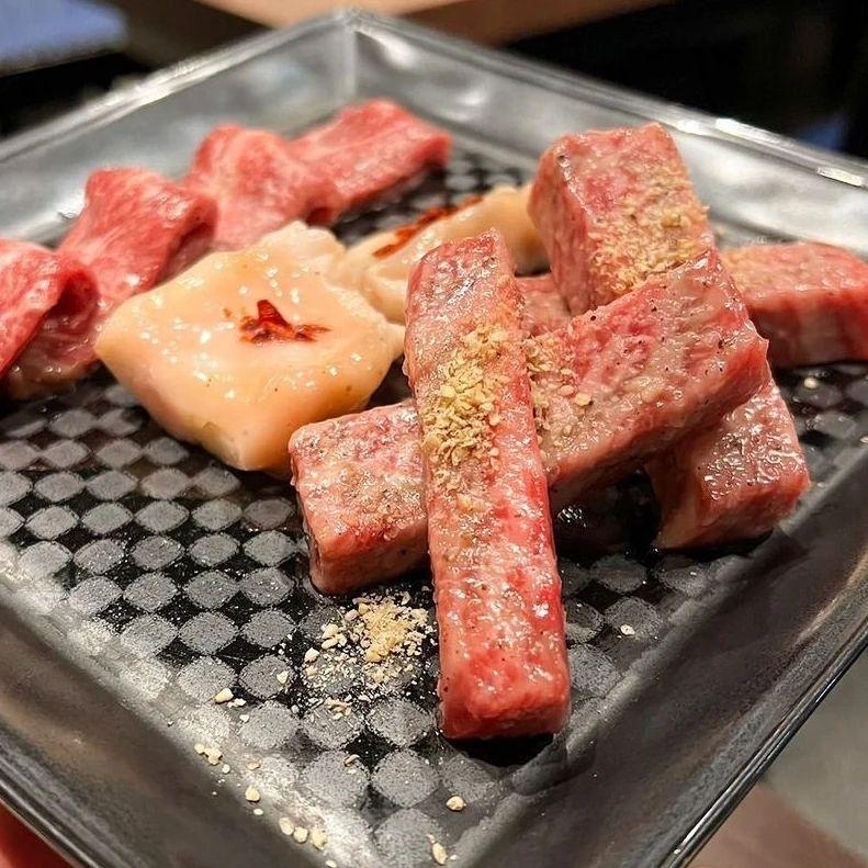 天気もよろしく焼肉日和です🐄新宿にお立ち寄りの際には是非盛り合わせ、コースがおすすめの当店でPREMIUMMALT’…
