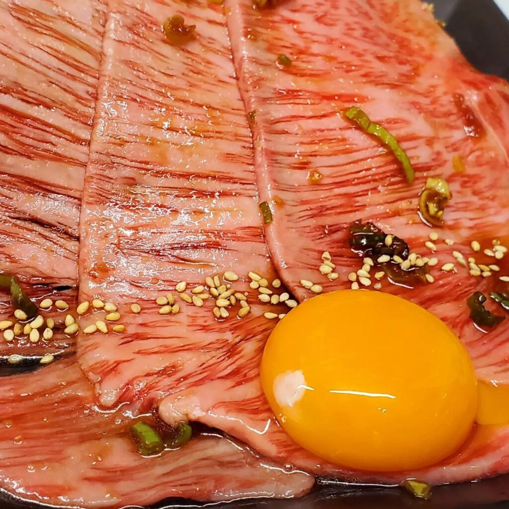 サーロイン…赤身との間にある脂肪が適度に入り込むことで、ジューシーで甘みが感じられる食感なんです。新宿御苑/焼肉/ホ…