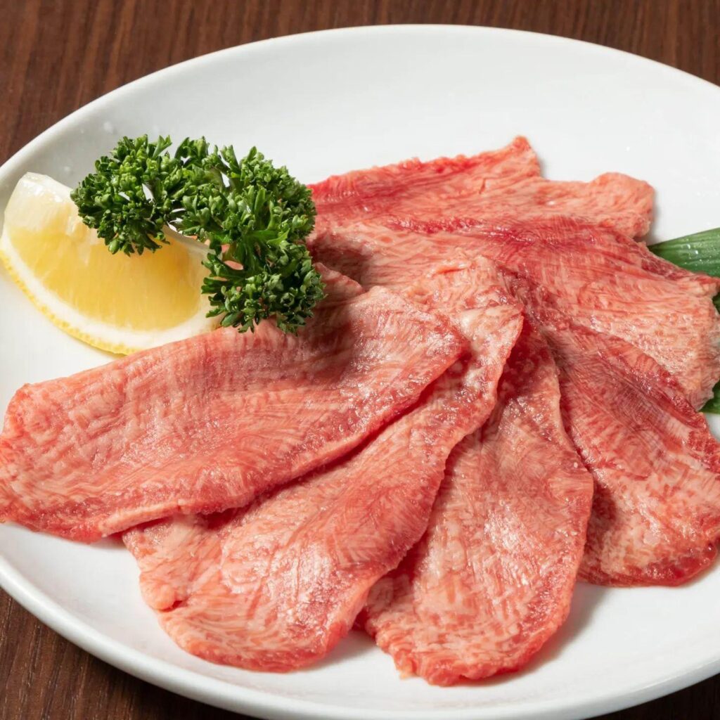 但馬牛…世界中のグルメに絶賛される理由は、「サシ」と呼ばれる霜降り部分の質の良さにあります。 この「サシ」は、但馬牛…