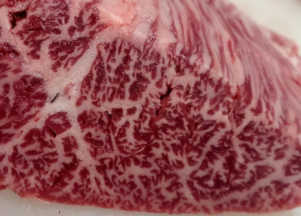 和牛ハラミ…内臓系特有の臭みやクセが少ないのが特徴です。 また、脂身が少ないうえ、ロースやカルビよりもカロリーが低い…