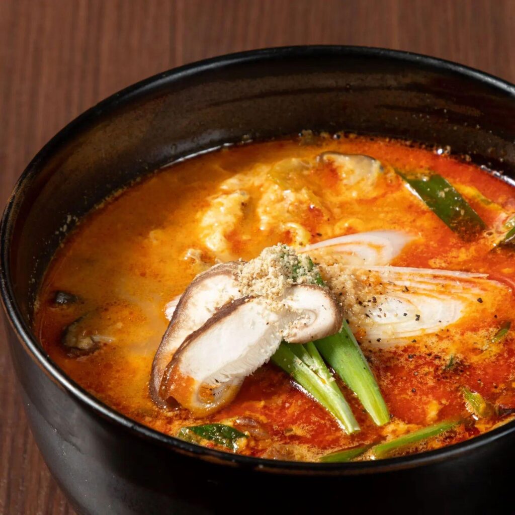 寒い🥶寒い🥶ユッケジャンスープで身も心も温めましょう。元気になれる焼肉もモチロンばっちりです。新宿御苑/焼肉/ホルモ…