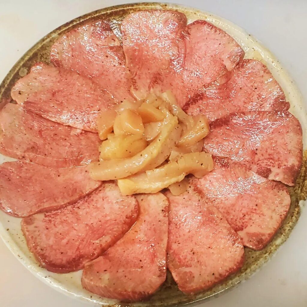 誰もが大好き、人気のタンと上ミノの盛り合わせ🐱はじめの一歩❗新宿御苑/焼肉/ホルモン/肉