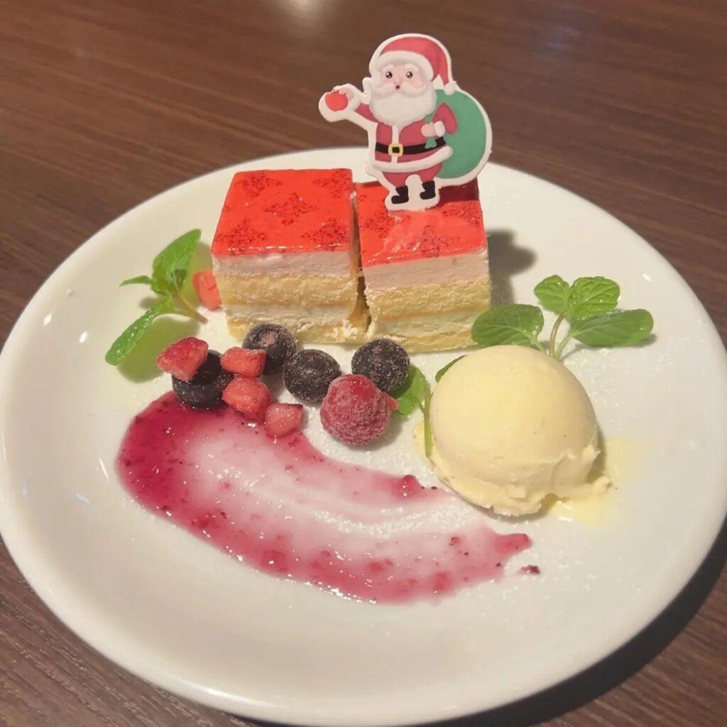 Merry Christmas🎅本日はコースご注文のお客様にデザートプレートサービスさせていただきます🍰小さな思い出…