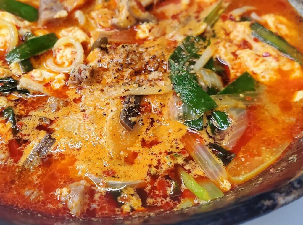 こんな寒い日にはユッケラーメンがオススメです。ピリッと辛いスープに麺が絡まってなんとも言えません…是非味わって下さい…